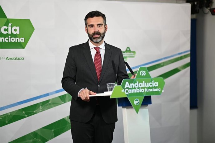 Fernández-Pacheco (PP-A), en rueda de prensa en Almería