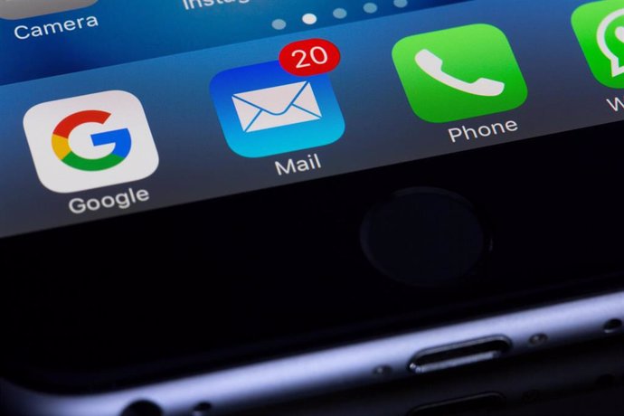 Un 'smartphone' con notificaciones en el e-mail
