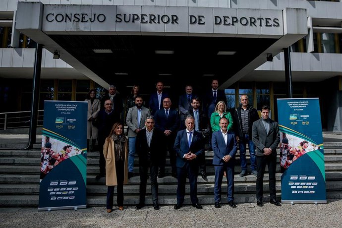 El presidente de Canarias, Ángel Víctor Torres (c); el alcalde del Ayuntamiento de El Paso, Sergio Rodríguez Fernández (2d); y el presidente de RFEA, Raul Chapado (1d); en la presentación del Campeonato Running Trail que se celebrará en El Paso en el CS