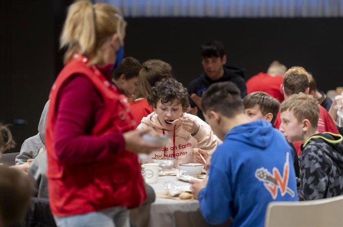 Niños refugiados ucranianos en un comedor en el Hotel Novote, en Madrid (España). 