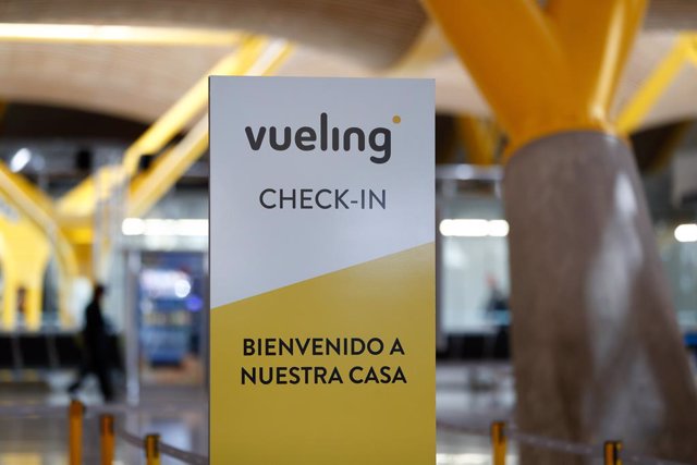 Archivo - Cartel de la aerolínea Vueling. 