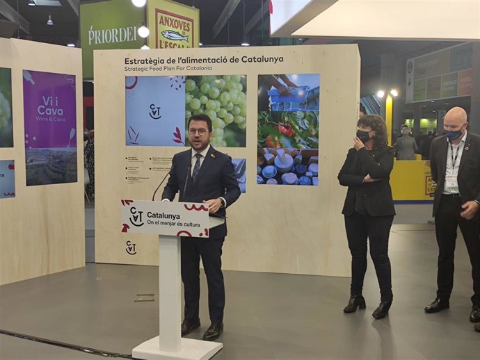 El presidente de la Generalitat, Pere Aragons, y la consellera de  Acción Climática, Alimentación y Agenda Rural, Teresa Jord, este lunes en la feria Alimentaria & Hostelco de Fira de Barcelona