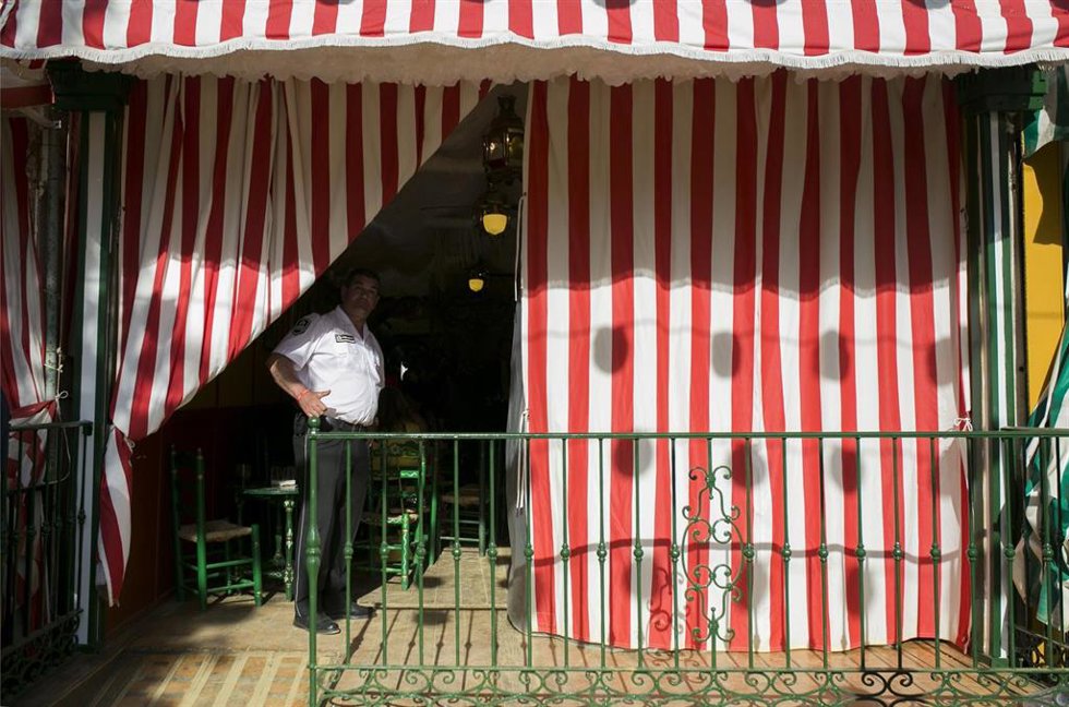Archivo - Una caseta vacía en el Real de la Feria. 