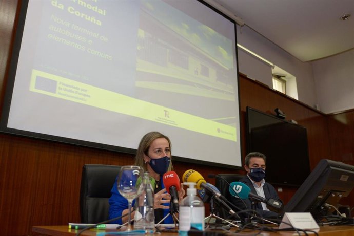 La conselleira de Infraestructuras e Mobilidade, Ethel Vázquez, ha presentado el proyecto de la nueva estación de autobuses este lunes en la Delegación Territorial de la Xunta en A Coruña, acompañada por el director del proyecto Juan Vidal