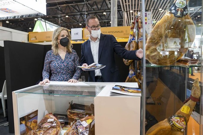 Visita al expositor de 'Sabores de Almería' en Alimentaria