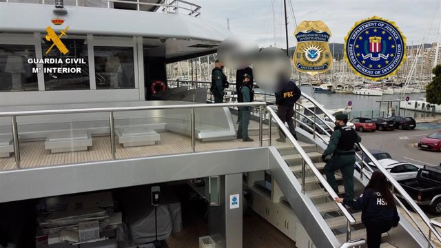 Agentes de la Guardia Civil y del FBI durante el registro en el interior del yate ruso 'Tango'.