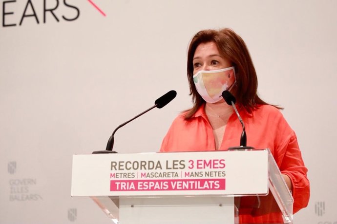 Archivo - La consellera de Presidencia, Función Pública e Igualdad, Mercedes Garrido, durante una rueda de prensa en el Consolat de Mar. Archivo.