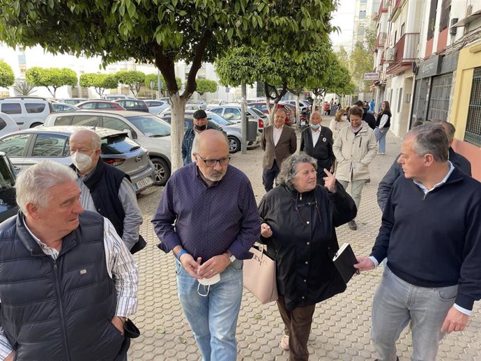 Sanz se reúne con vecinos de la barriada del Zodiaco.