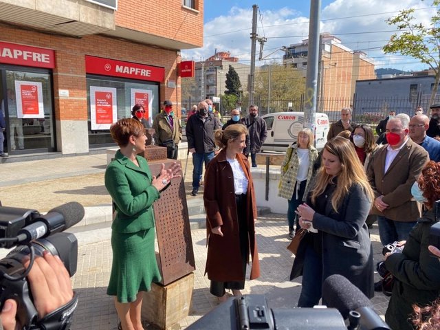 La alcaldesa Laura Campos y la ministra Raquel Sánchez, junto al monolito en recuerdo de las 176 víctimas del paso a nivel del tren