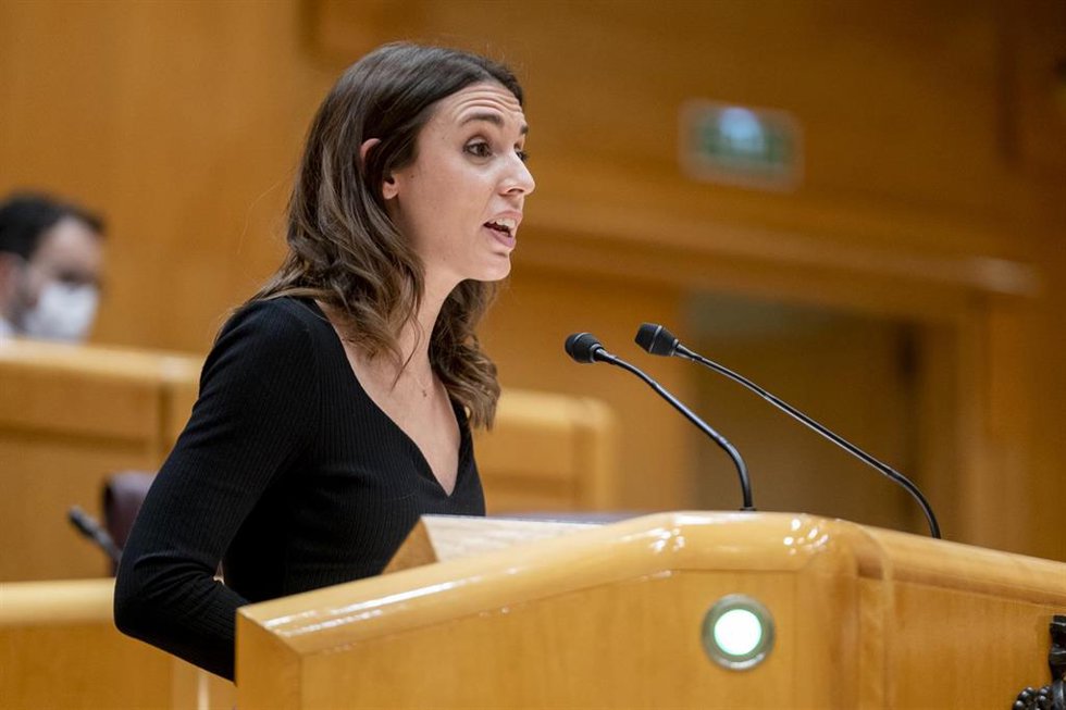 La ministra de Igualdad, Irene Montero, interviene en una sesión de control al Gobierno en el Senado, a 8 de marzo de 2022, en Madrid (España). La guerra en Ucrania y sus derivadas económicas acaparan este pleno en el que no están presentes ni el jefe d