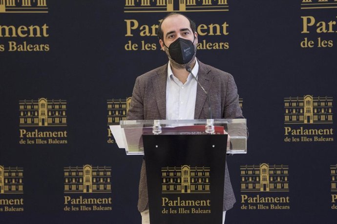 El portavoz de Unidas Podemos en el Parlament, Alejandro López, en una rueda de prensa.