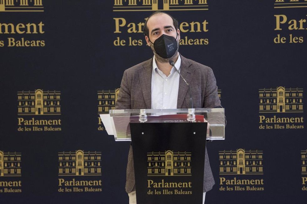 El portavoz de Unidas Podemos en el Parlament, Alejandro López, en una rueda de prensa.