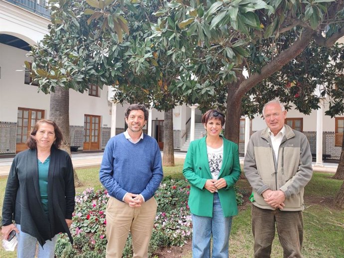 La portavoz de Adelante Andalucía, Teresa Rodríguez, junto al presidente de la Fundación Savia, Paco Casero.