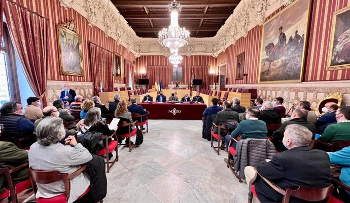 Reunión de la Junta Local de Seguridad en el Ayuntamiento de Sevilla para abordar el plan de seguridad para la Semana Santa.