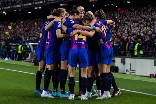 Jugadoras del FC Barcelona Femenino celebrando un gol en el Camp Nou.