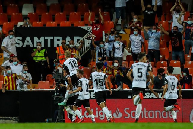 Archivo - El Valencia CF en un encuentro en Mestalla.