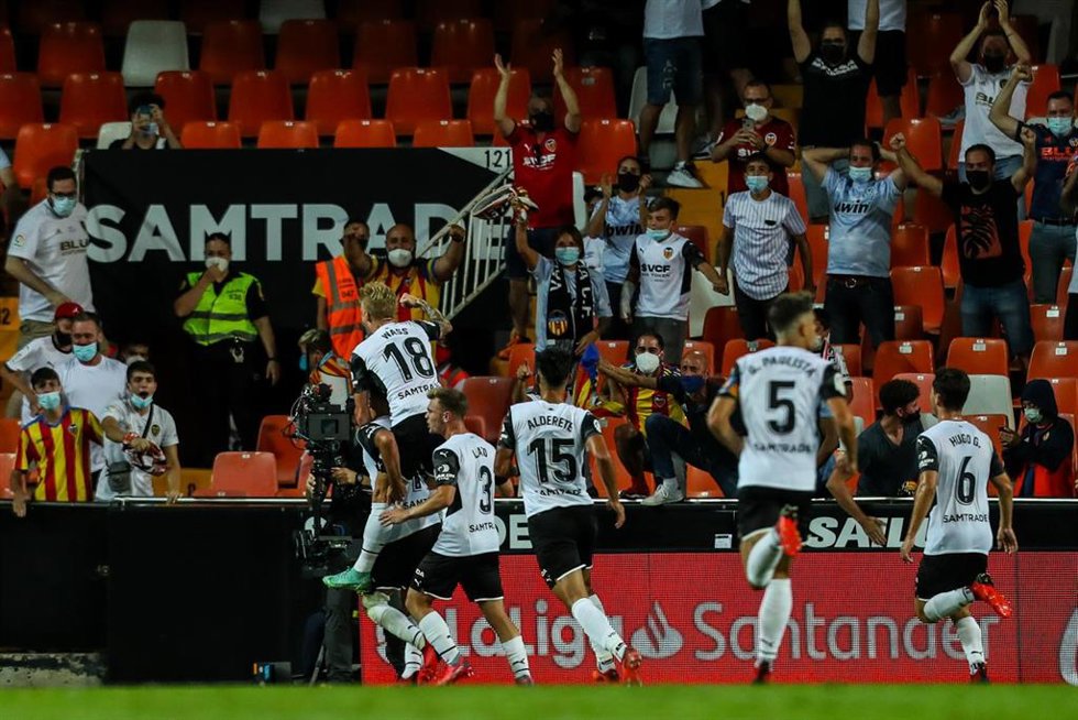 Archivo - El Valencia CF en un encuentro en Mestalla.