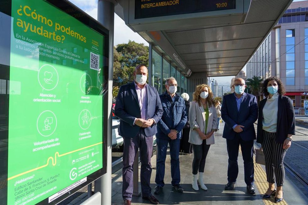 Presentación de la campaña '¿Cómo podemos ayudarte?' para promocionar los servicios de la AECC en el tranvía de Tenerife