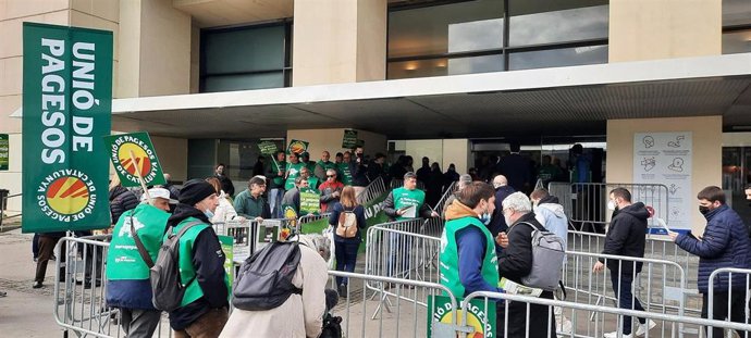 Acción de protesta de Unió de Pagesos por el precio de la uva en la Barcelona Wine Week.