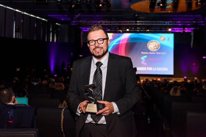 Benlly Hidalgo recibe el premio para Psicomarekting Postgradum.