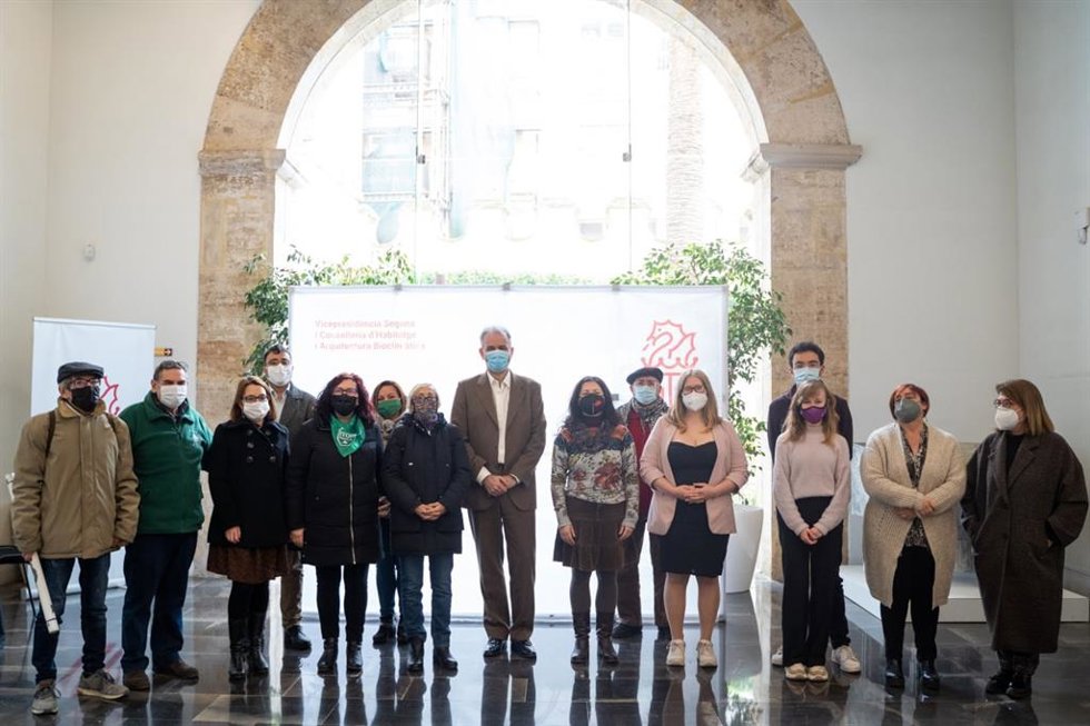 El vicepresidente segundo y conseller de Vivienda y Arquitectura Bioclimática, Héctor Illueca, en el centro de la imagen, se reúne con representantes de organizaciones sociales.