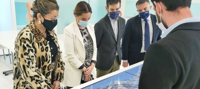 Maru Díaz durante su visita, frente a la nueva mesa digital de disecciones