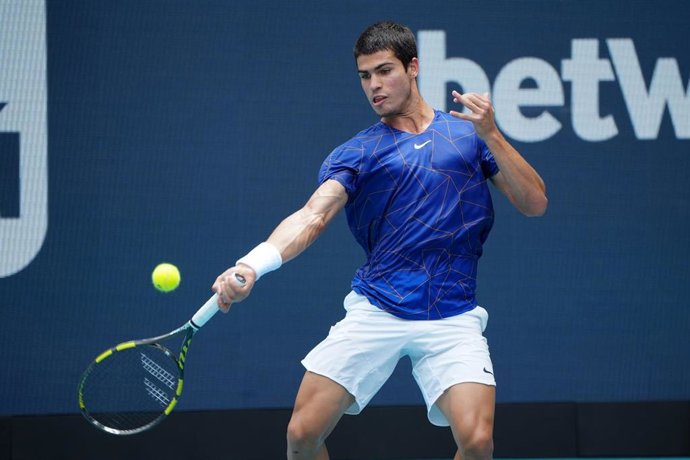 03 April 2022, US, Miami Gardens: Spanish tennis player Carlos Alcaraz in action against Norway's Casper Ruud during their men's singles final match of the 2022 Miami Open presented by Itau at Hard Rock Stadium. Photo: Andrew Patron/ZUMA Press Wire/dpa