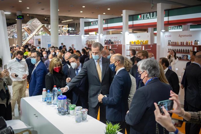 El Rey Felipe VI, junto al ministro de Agricultura, Luis Planas, y la alcaldesa de L'Hospitalet de Llobregat (Barcelona), Núria Marín, durante su recorrido por Alimentaria&Hostelco de Fira de Barcelona.