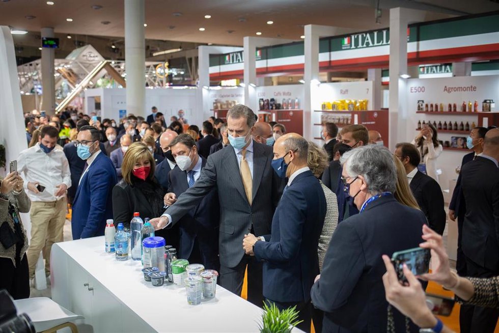 El Rey Felipe VI, junto al ministro de Agricultura, Luis Planas, y la alcaldesa de L'Hospitalet de Llobregat (Barcelona), Núria Marín, durante su recorrido por Alimentaria&Hostelco de Fira de Barcelona.