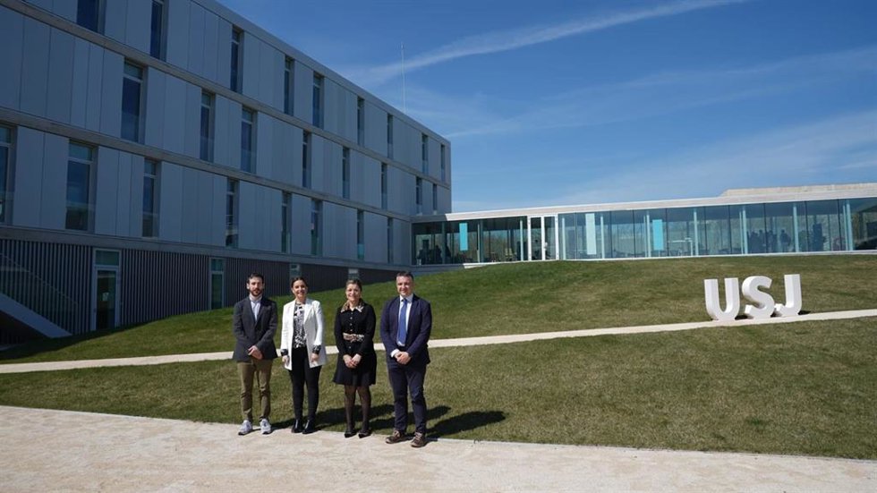 El director general de Universidades, Ramón Guirado, la consejera de Ciencia, Universidad y Sociedad del Conocimiento, Maru Díaz, la rectora de la USJ, Berta Sáez, y el secretario general técnico del Departamento, Iván Andrés Martínez.