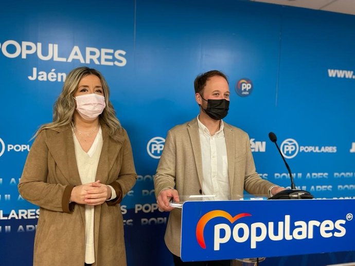 Erik Domínguez, junto a Elena González.