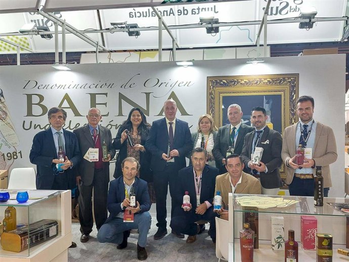 El presidente de la Diputación de Córdoba, Antonio Ruiz (centro), en su visita a Alimentaria.
