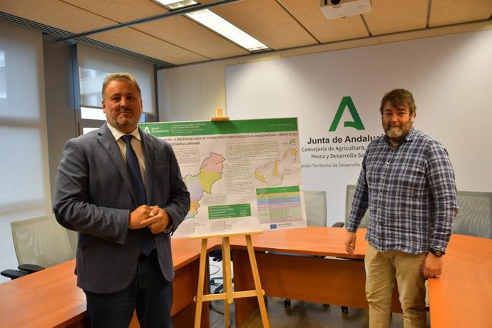 El delegado territorial de Desarrollo Sostenible de la Junta en Granada, Manuel Francisco García, a la izquierda en la imagen