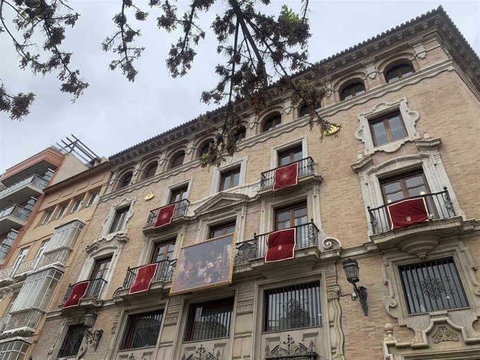 Edificio de Murcia engalanado para celebrar la Semana Santa
