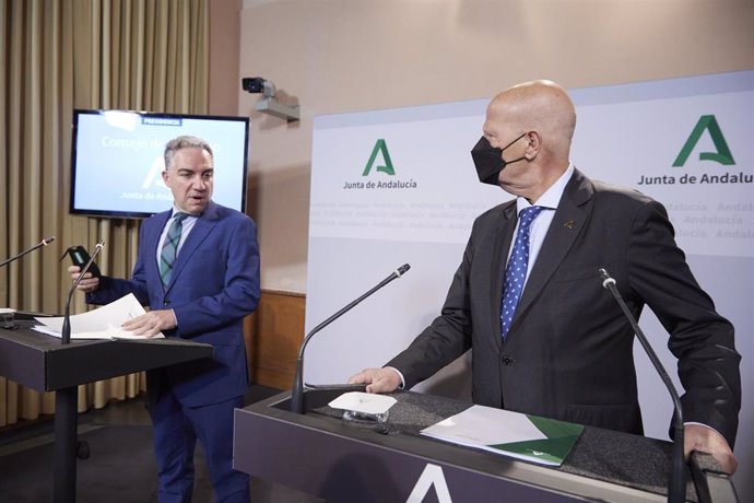 Archivo - El consejero de Educación y Deporte, Javier Imbroda, fallecido este domingo, junto a el consejero de Presidencia, Elías Bendodo, foto de archivo