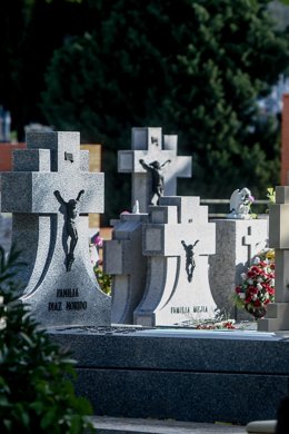 Archivo - Tumbas en el Cementerio de Nuestra Señora de la Almudena