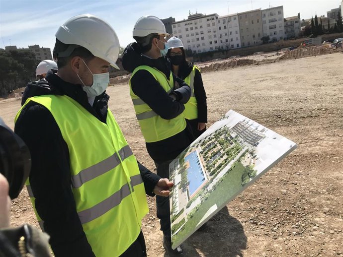 El consejero municipal de Urbanismo, Víctor Serrano, en una visita a las obras donde se ubicaban los antiguos depósitos de agua en el parque Pignatelli