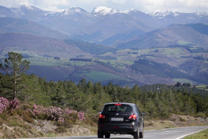 Un coche circula por una de las carreteras de la Sierra de Ancares, a 3 de abril de 2022, en Cervantes, Lugo, Galicia (España). 