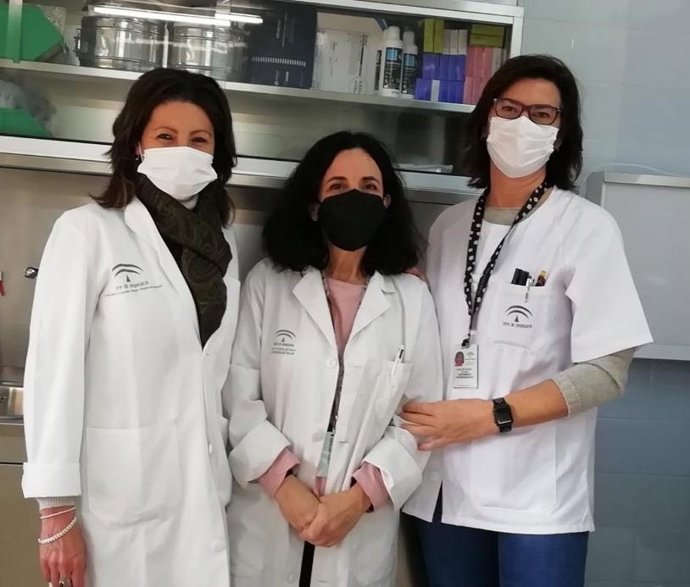 En el centro la jefa de sección de Cirugía del Área Hospitalaria de Valme, Dra. Lourdes Gómez Bujedo, acompañada de la supervisora, Maribel Claro, y la auxiliar de la consulta Pepa Jiménez en el Centro Periférico de Especialidades de Morón de la Fronter