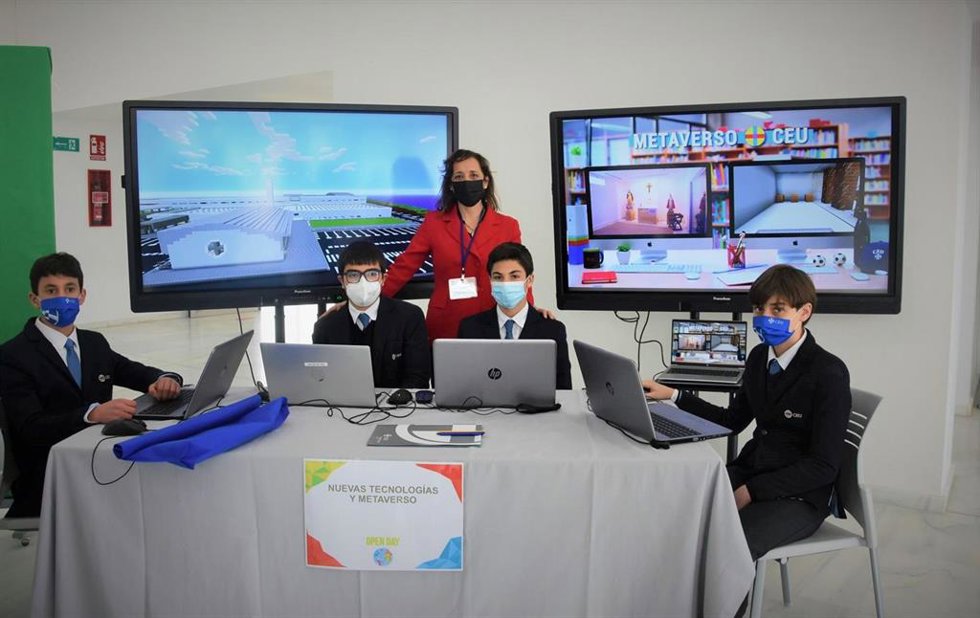 Alumnos que han participado en la puesta en marcha del proyecto CEUMetaverso.