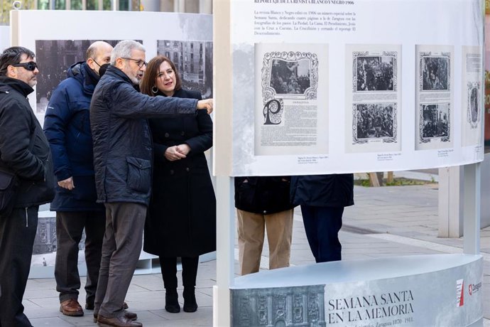 La vicealcaldesa y consejera de Cultura y Proyección Exterior, Sara Fernández, junto con el presidente de la Asociación para el Estudio de la Semana Santa, Ricardo Navarro, presentan la exposición en la vía pública 'Semana Santa en la memoria'.