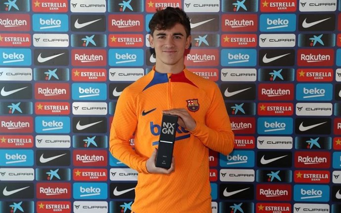 El futbolista del FC Barcelona Gavi recogiendo el premio 'Next Generation' como el mejor tercer jugador joven del mundo.