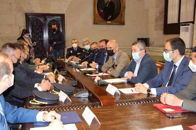 El alcalde de Sevilla, Antonio Muñoz, ha presidido la reunión este lunes de la Junta Local de Seguridad de cara a la Semana Santa y la Feria.