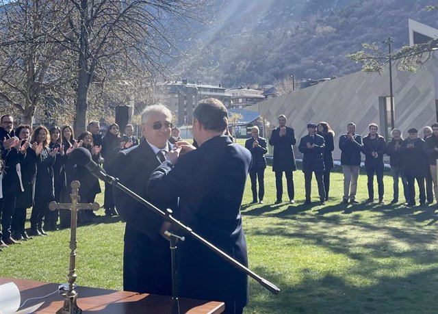 El jefe del Gobierno andorrano, Xavier Espot, entrega la insignia del Ejecutivo al nuevo ministro de Salud, Albert Font.