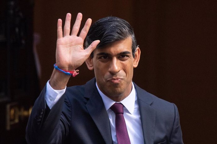 Archivo - 24 September 2020, England, London: British Chancellor of Exchequer Rishi Sunak stands outside No 11 Downing Street, before heading for the House of Commons to give MPs details of his Winter Economy Plan. Photo: Dominic Lipinski/PA Wire/dpa