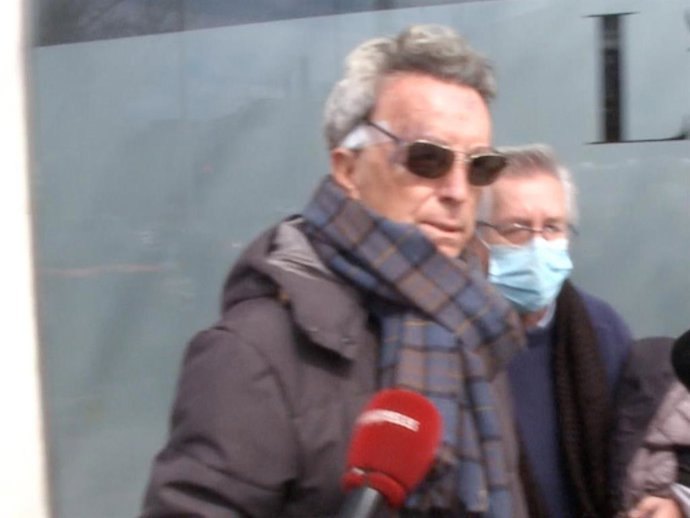 José Ortega Cano sale de la clínica estética junto a Aniceto