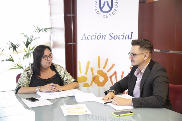 Archivo - La consejera de Acción Social del Cabildo de Tenerife, Marian Franquet, y el consejero de Participación Ciudadana, Nauzet Gugliotta