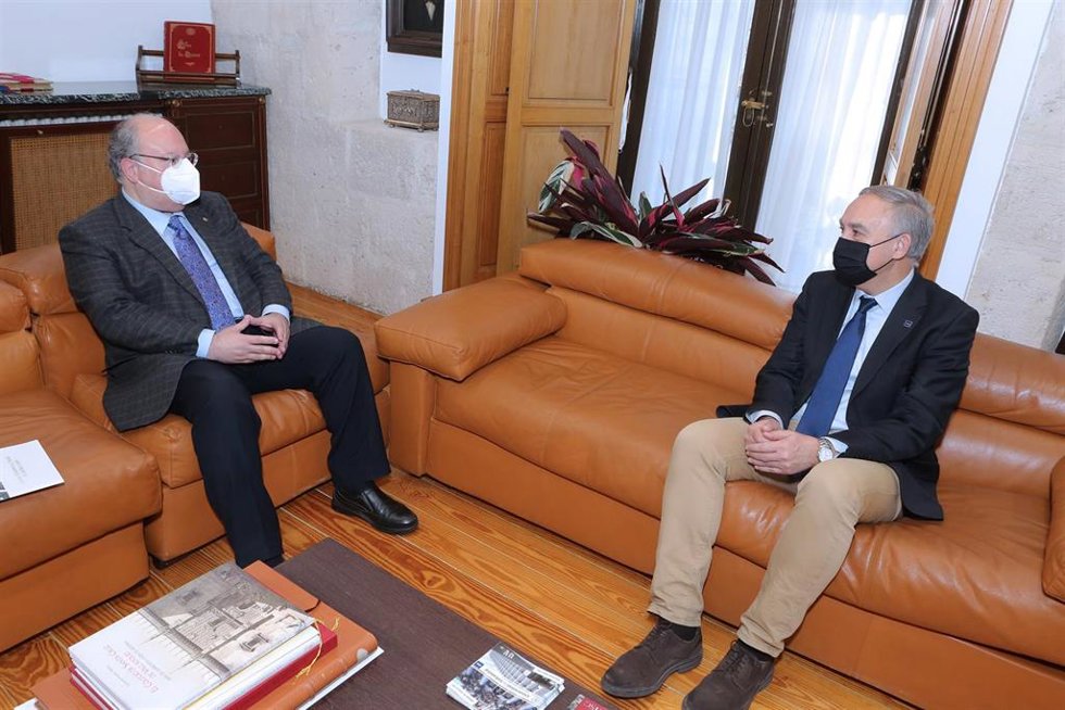 El presidente del CES de Castilla y León, Enrique Cabero (izda), y el rector de la Universidad de Valladolid (UVA), Antonio Largo Cabrerizo.