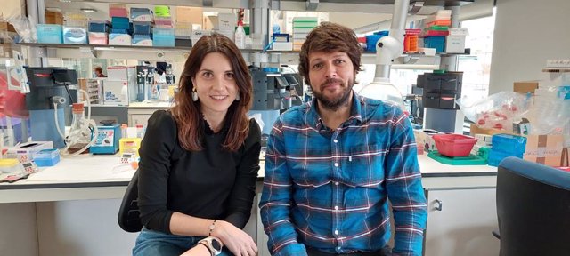 Los investigadores del Idibaps Roberta Haddad-Tóvolli y Marc Claret