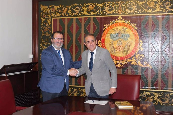 De izquierda a derecha, el alcalde de Carmona, Juan Ávila, y el rector de la Universidad de Sevilla, Miguel Ángel Castro.